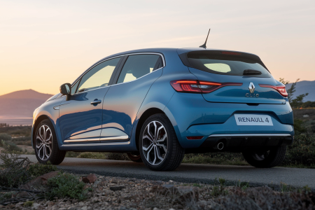 clio-moderne-route-montagnes-coucher-soleil