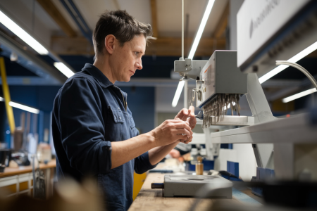 artisan-machine-reproduction-cles-atelier-moderne