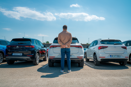 parking-voitures-occasion-ciel-nuageux