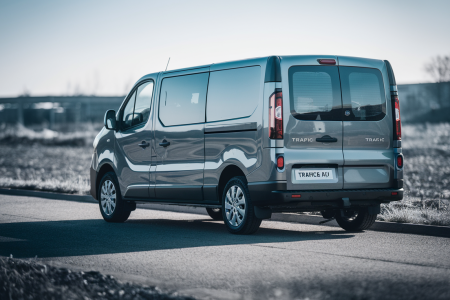 renault-trafic-profile-route-ensoleillee