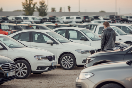 parking-voitures-occasion-personne-vendeur