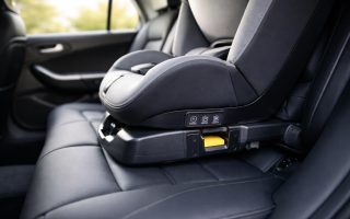 voiture-moderne-siege-enfant-isofix