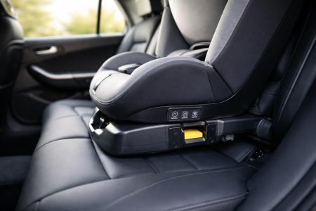 voiture-moderne-siege-enfant-isofix